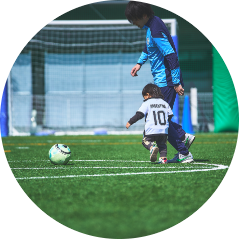 子供とサッカーをしている画像
