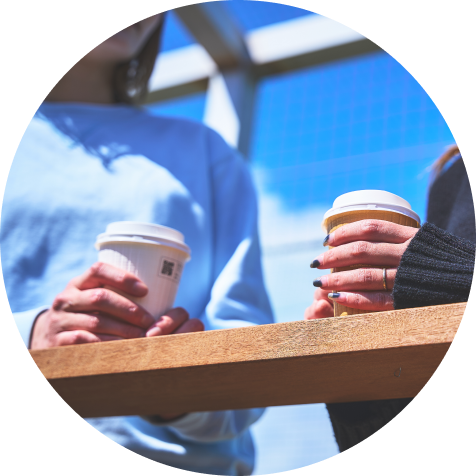 コーヒーを飲んでいる画像