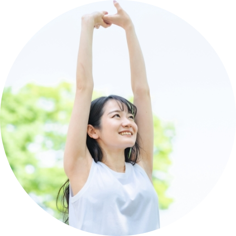 女性が手を上に上げている画像